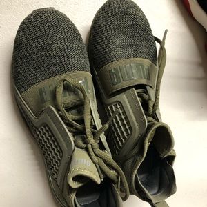 Like new puma sneakers size 8 women’s